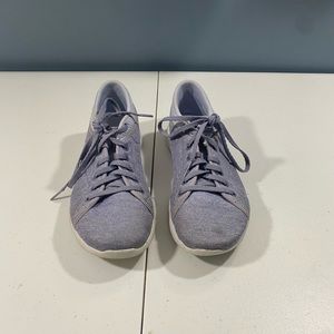 Reebok women’s size medium purple walking shoe size 7.